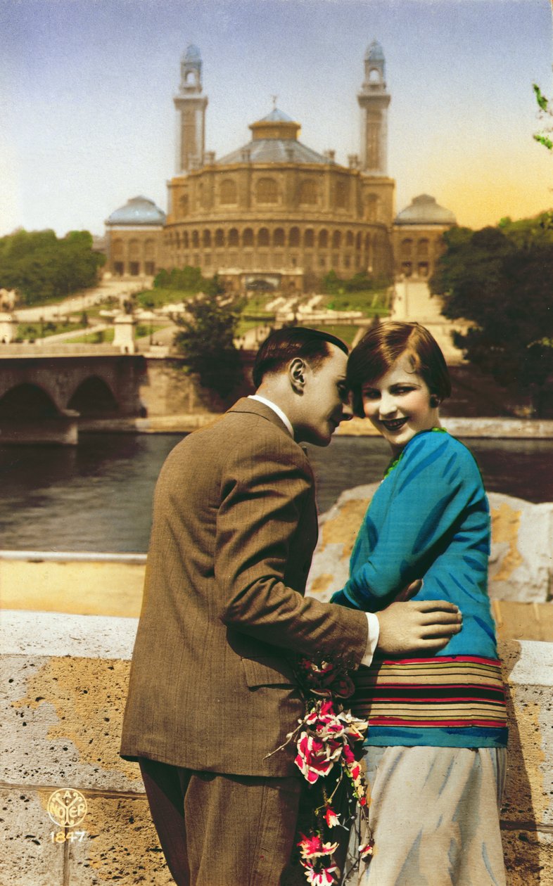 Cartolina raffigurante amanti a Parigi accanto alla Senna, c.1930 da French School
