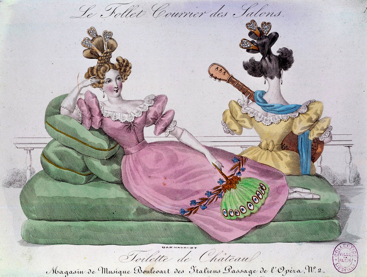 Moda romantica: toilette del castello. Due donne con acconciature stravaganti su un canapé. Incisione del XIX secolo. Parigi, Museo Carnavalet da French School