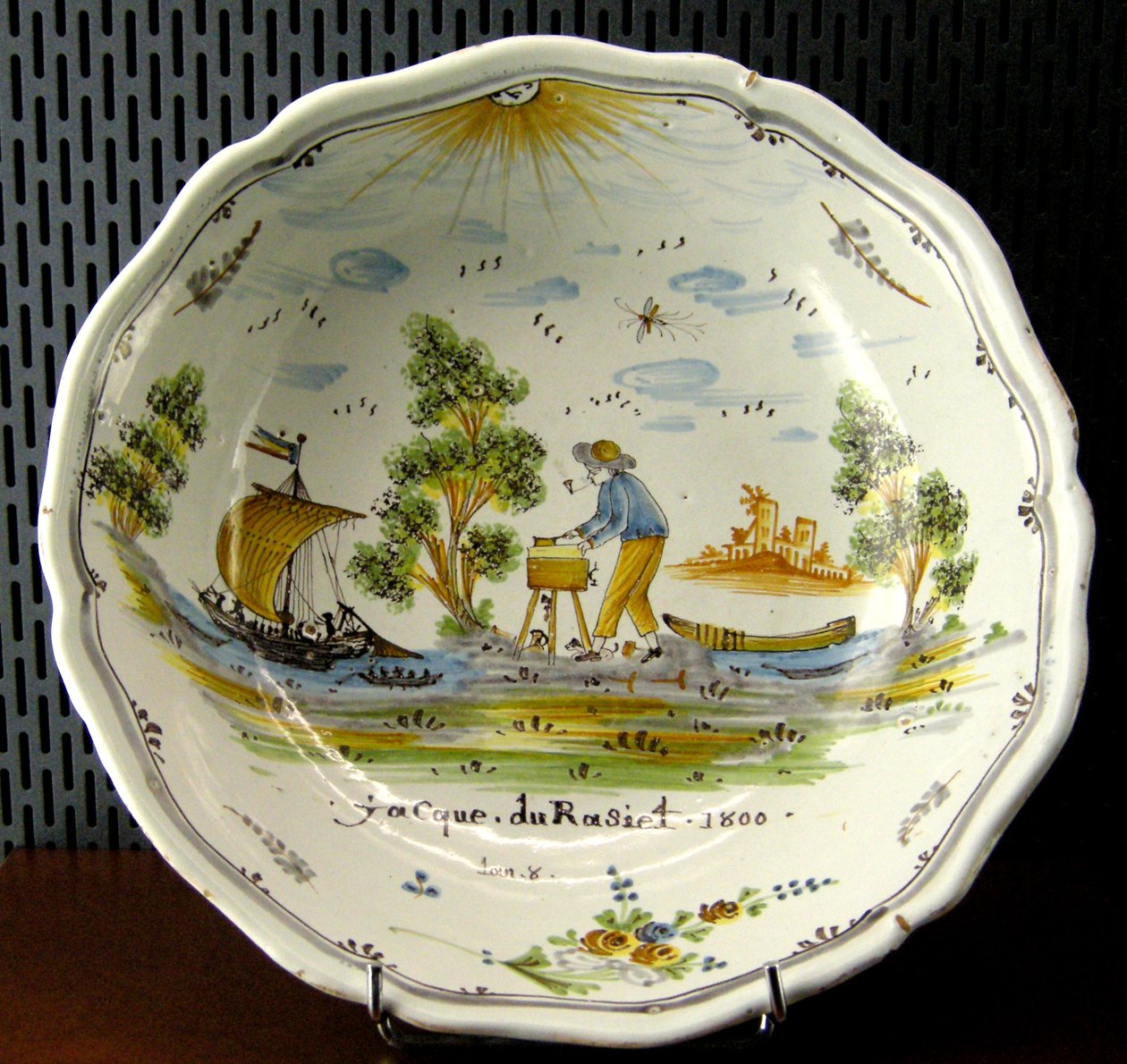 Insalatiera raffigurante un artigiano e barche sulla Loira, Nevers, 1800 da French School