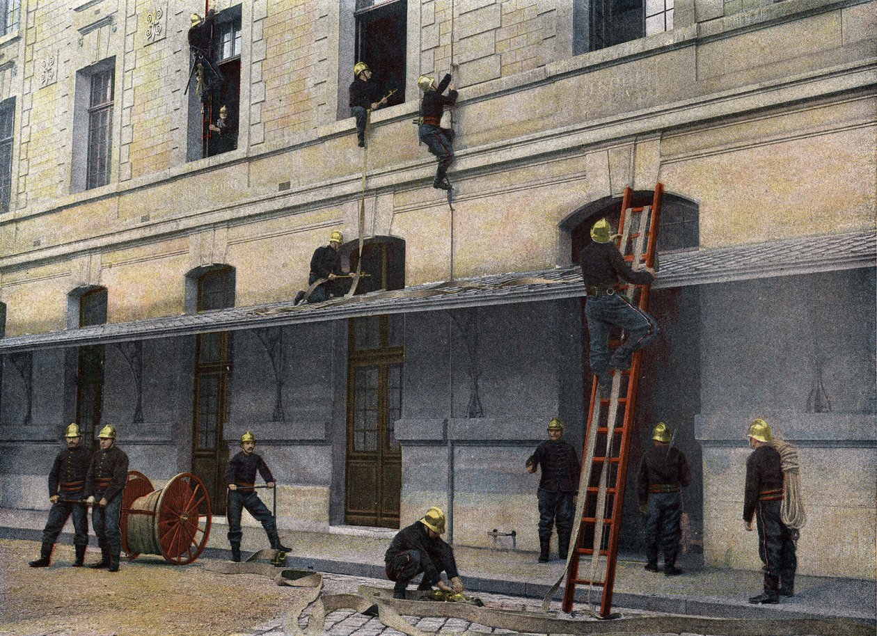 Sapeurs Pompiers di Parigi. Dietro le quinte della scala. Manovrare la scala dietro le quinte è il più semplice. Pesando 34 chili, larga 0,45 metri, avendo, dispiegata, un