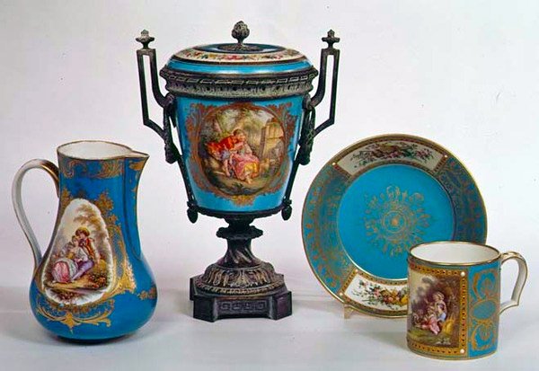 Brocca, tazza, urna e piatto Sevres blu celeste, tutti del primo XVIII secolo da French School