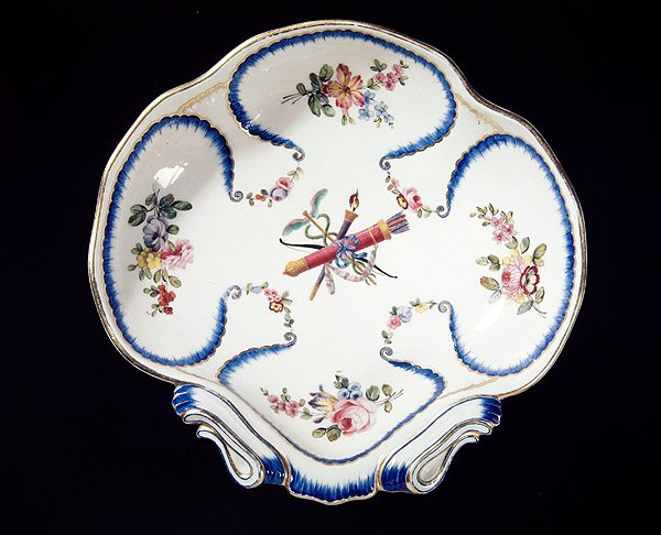 Piatto di Sèvres decorato con arco e frecce, 1762 da French School