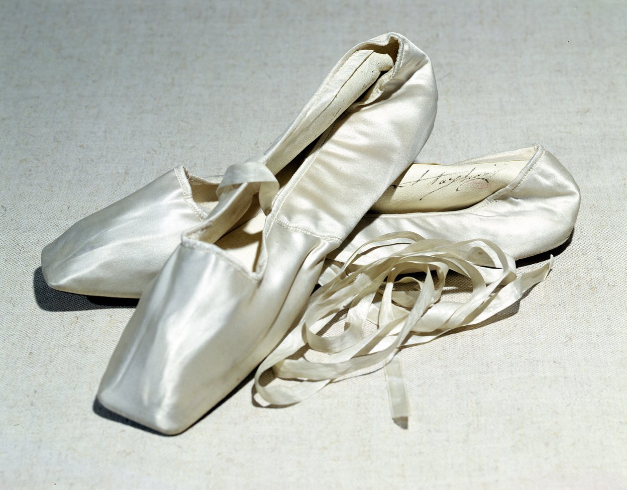 Scarpette da ballo firmate appartenenti a Maria Taglioni (1804-84) da French School