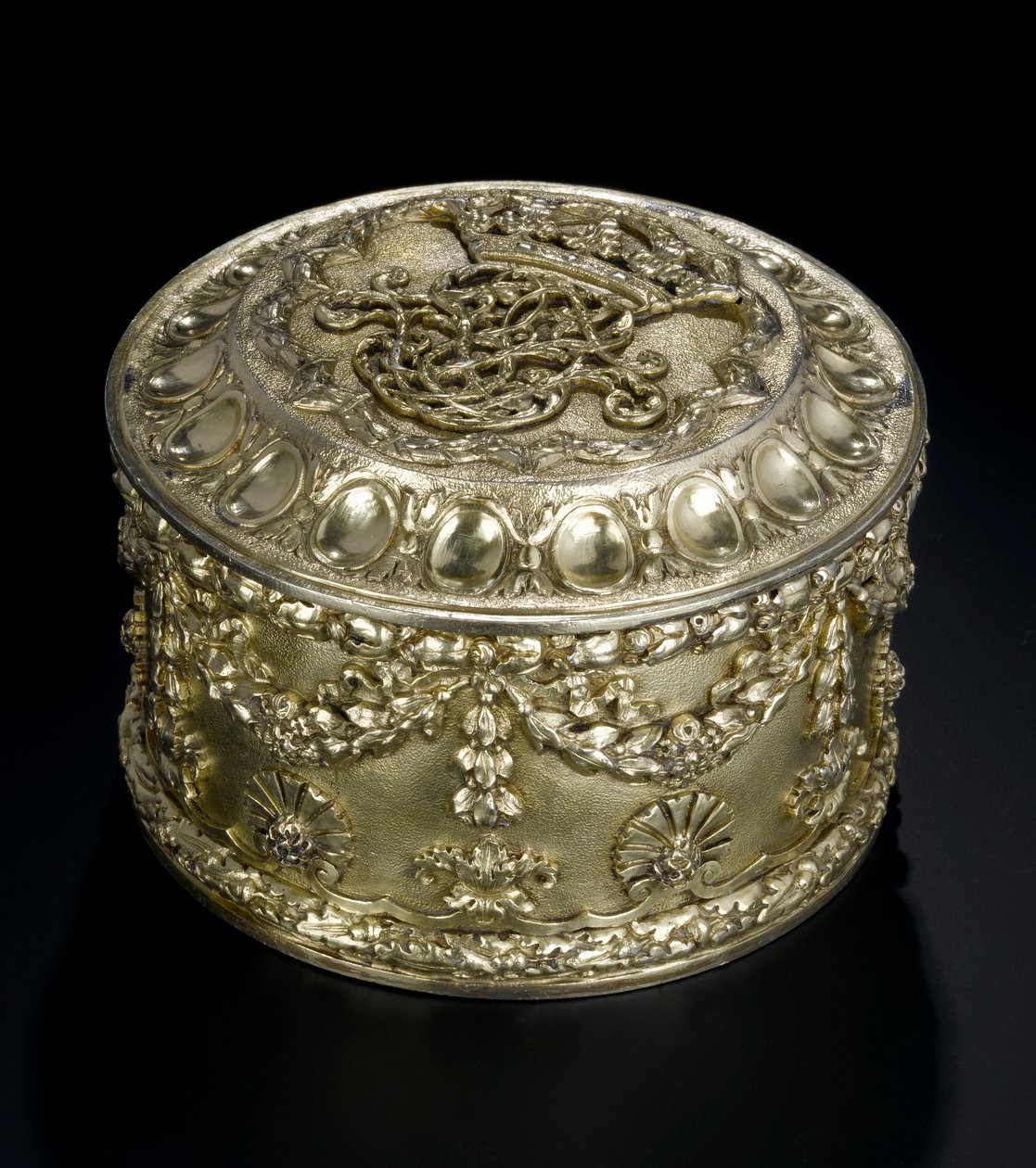 Scatola circolare in argento dorato con coperchio dal servizio da toeletta Lennoxlove, di proprietà di Frances Teresa Stewart, Duchessa di Richmond e Lennox: Francese, Parigi, saggiata tra aprile e settembre 1672 da French School