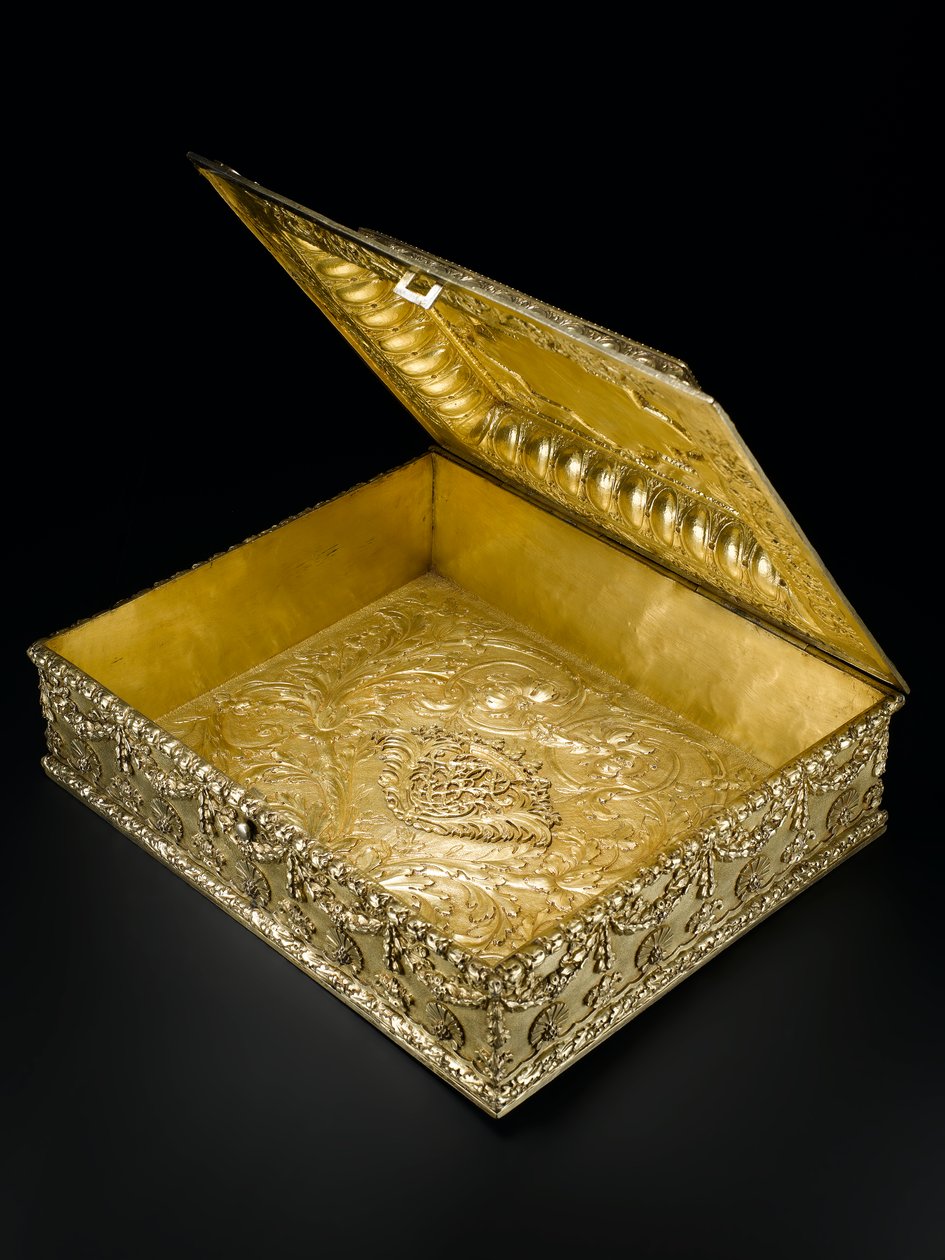 Scrigno rettangolare in argento dorato con coperchio incernierato, gradinato al centro, dal servizio da toeletta Lennoxlove, di proprietà di Frances Teresa Stewart, Duchessa di Richmond e Lennox: Francese, Parigi, 1666-1667 da French School