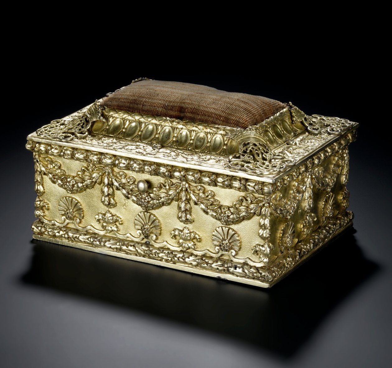 Scrigno rettangolare in argento dorato con coperchio incernierato con cuscino per spilli, dal servizio da toeletta Lennoxlove, di proprietà di Frances Teresa Stewart, Duchessa di Richmond e Lennox: Francese, Parigi, 1664 - 1665 o 1668 - 1669 da French School