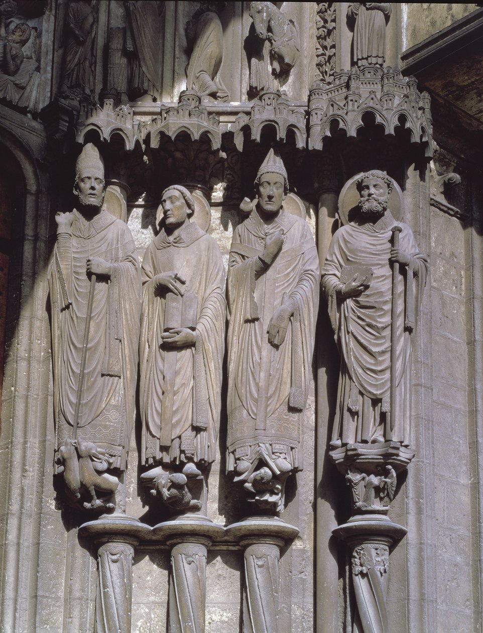 St. Martin, St. Jerome, St. Gregory e St. Avitus, figure di stipite dei Confessori dal portale est del portico sud, inizio XIII secolo da French School