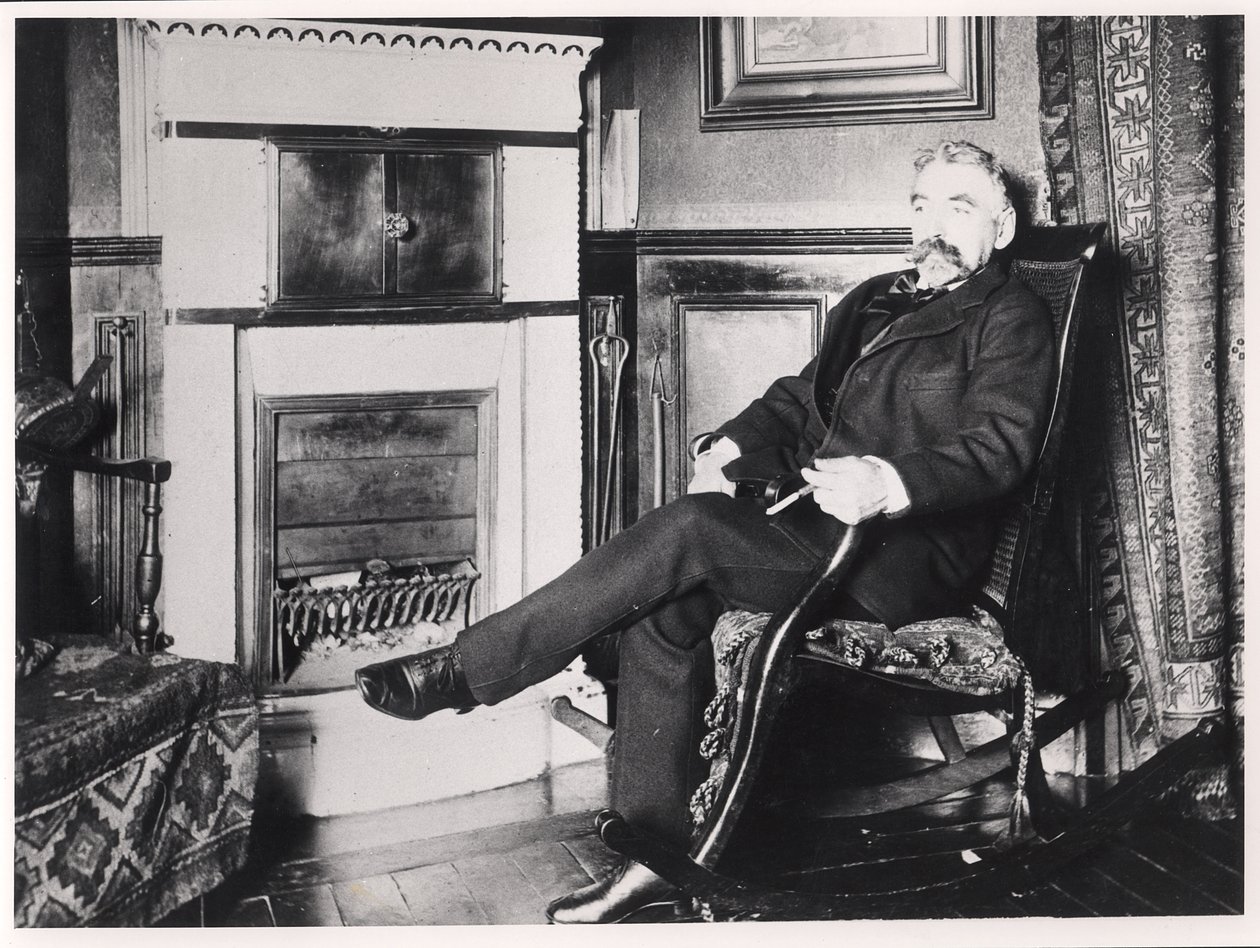 Stéphane Mallarmé (1842-98) seduto accanto al camino nella sua casa in Rue de Rome, Parigi da French School