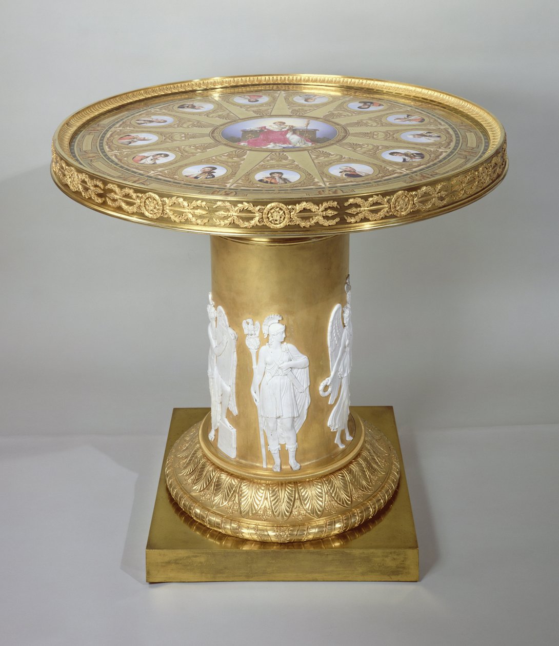 Il tavolo di Austerlitz, intarsiato con placche di Sèvres che commemorano la vittoria di Napoleone ad Austerlitz, 1808-10 (oro e porcellana) da French School