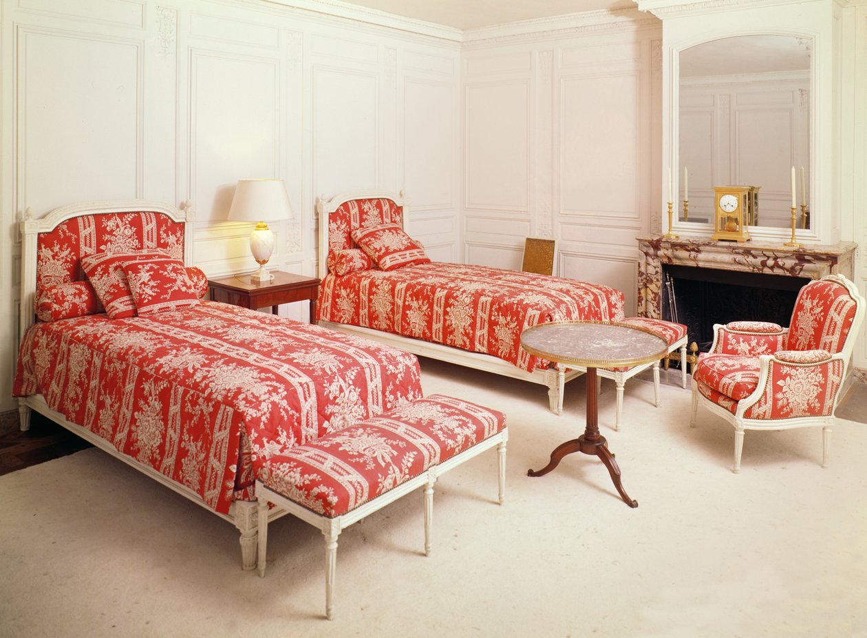 La camera da letto del generale Charles De Gaulle (1890-1970) e sua moglie nel Grand Trianon da French School
