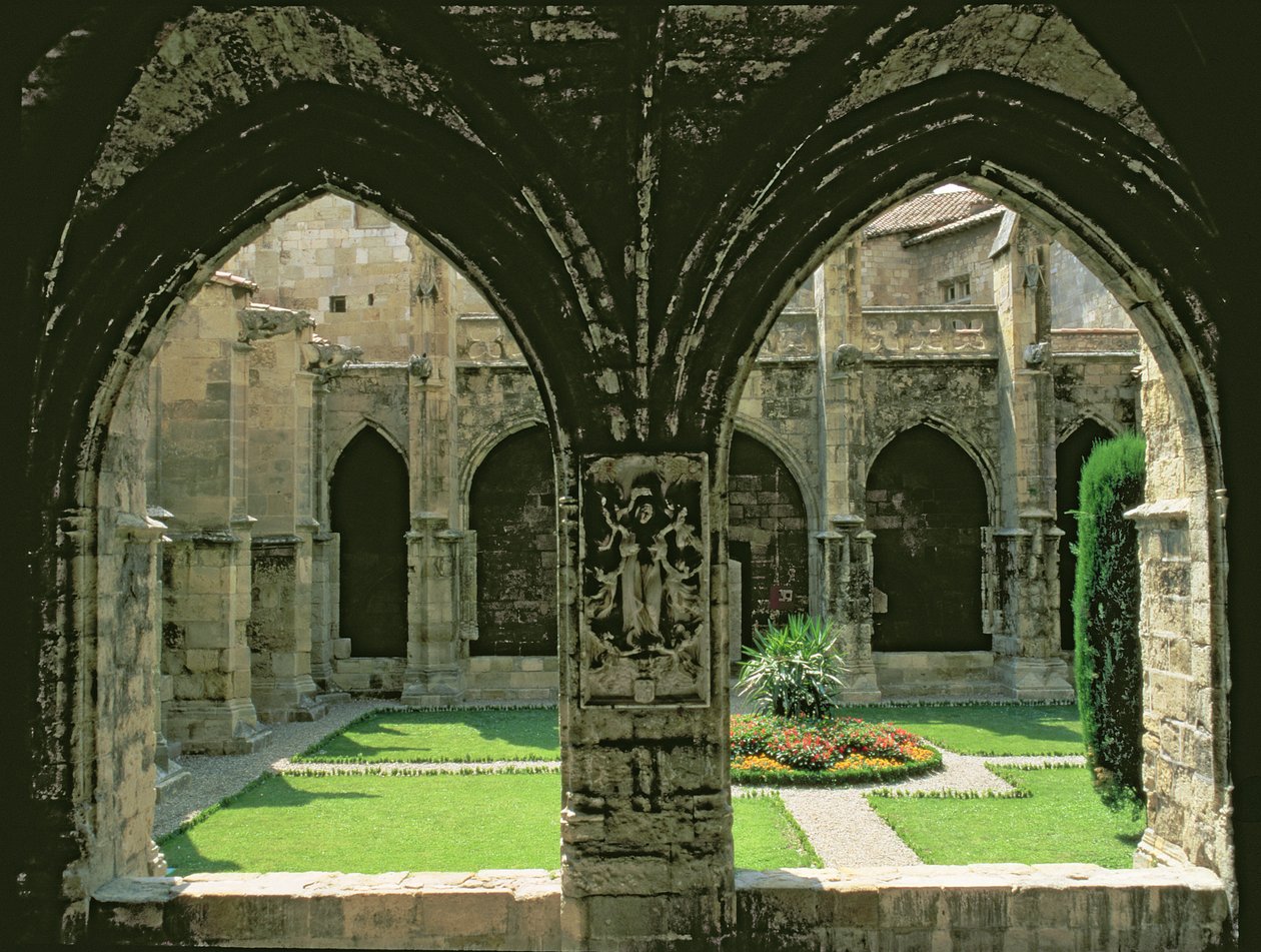 Il giardino del chiostro, visto da una delle gallerie da French School