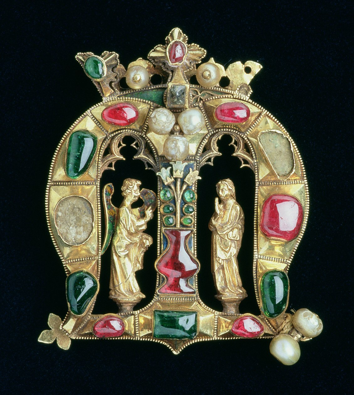 Il gioiello Hylle, a forma di iniziale lombarda coronata M con figure dell