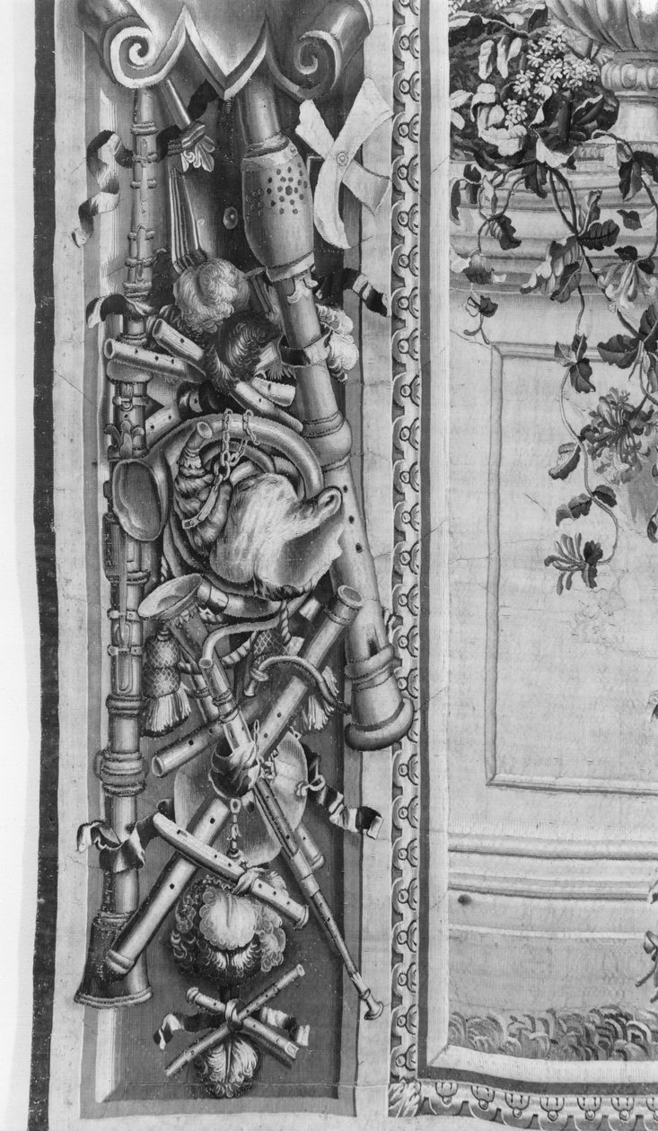 Arazzo delle Stagioni, bordo, strumenti musicali, c.1670, Manifattura dei Gobelins (dettaglio) da French School