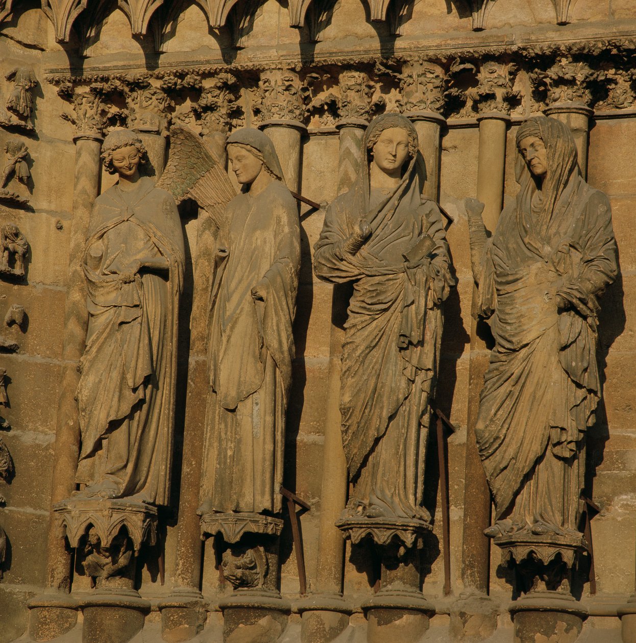 La Visitazione, quattro figure di stipite dalla Facciata Ovest della Cattedrale da French School