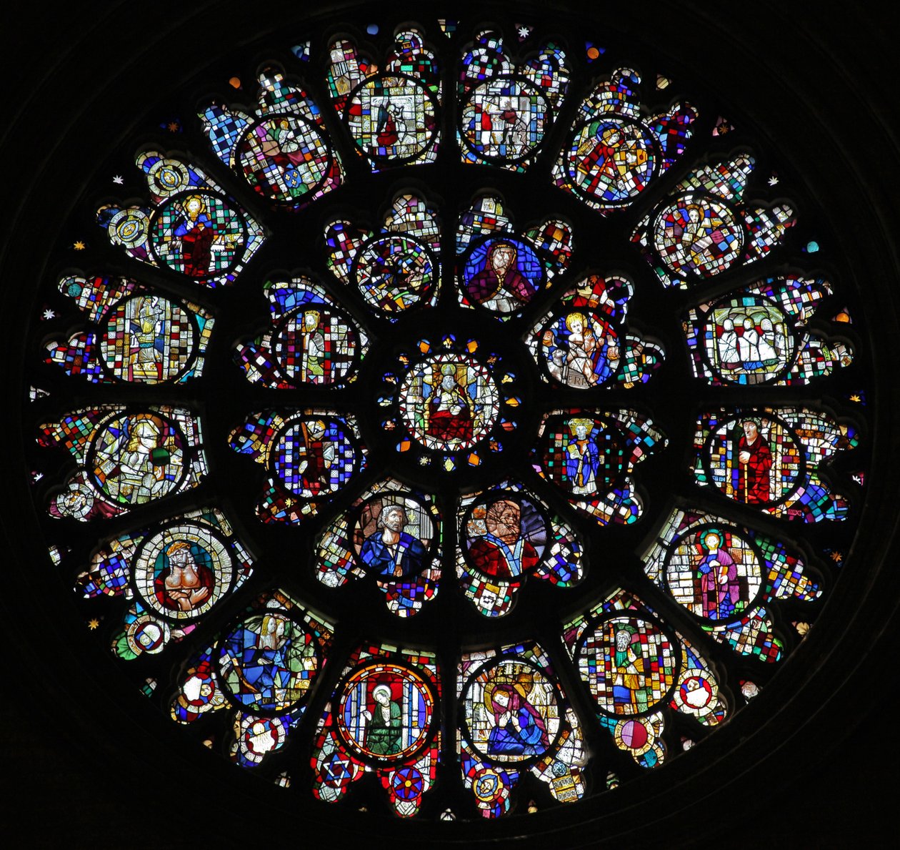 La finestra rosa ovest con pannelli frammentari del quindicesimo e sedicesimo secolo per lo più raffiguranti santi da French School