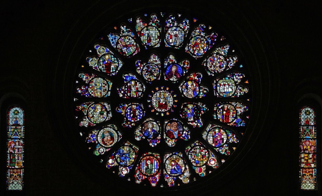 La finestra rosa ovest con pannelli frammentari del quindicesimo e sedicesimo secolo per lo più raffiguranti santi (finestra rosa - interno) da French School