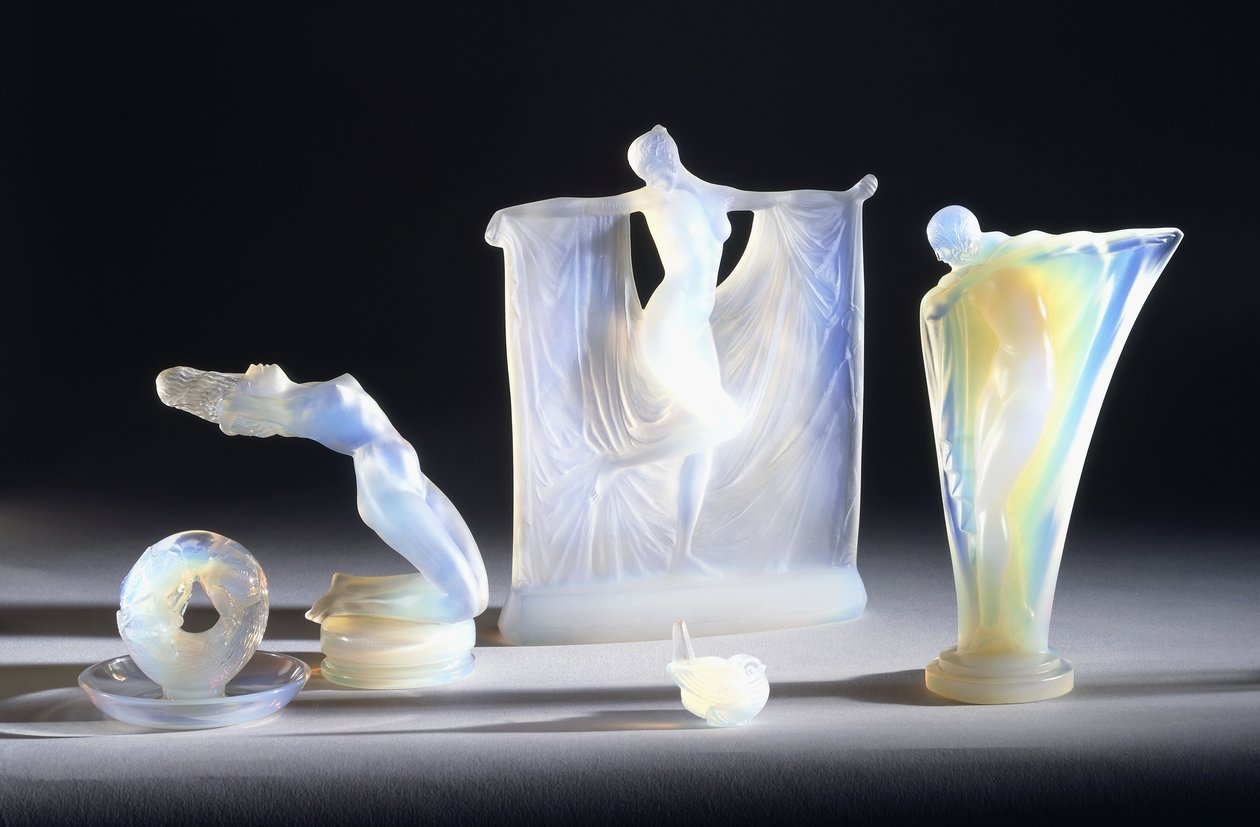 Tre oggetti in vetro opalescente di Lalique da French School