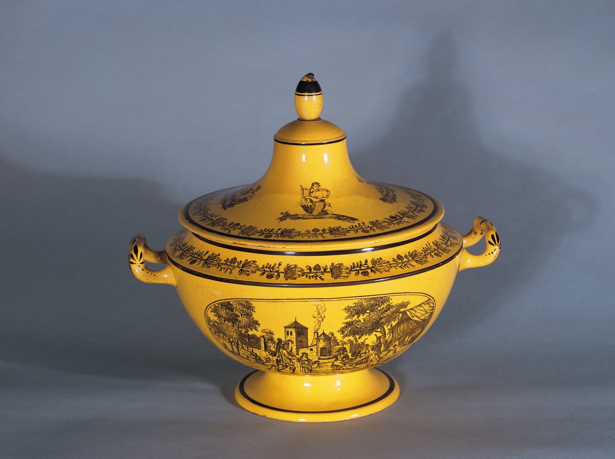 Zuppiera con decorazione a stampa nera, c.1820 da French School