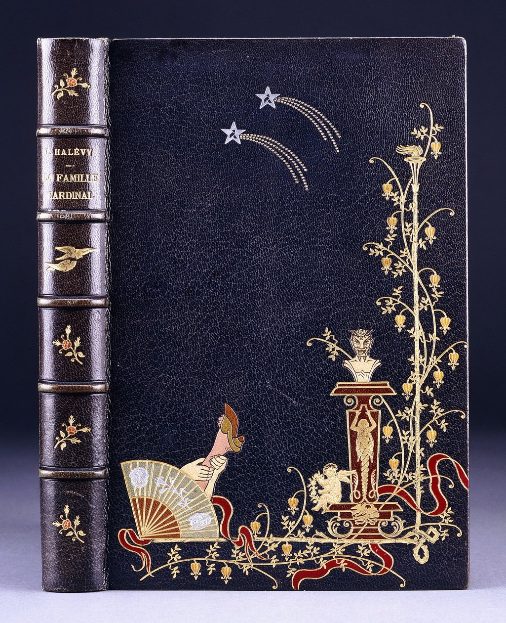 Copertina superiore del libro con due stelle cadenti, una torcia, fogliame, fauno su piedistallo, putto e una gamba dietro un ventaglio, 1893 da French School