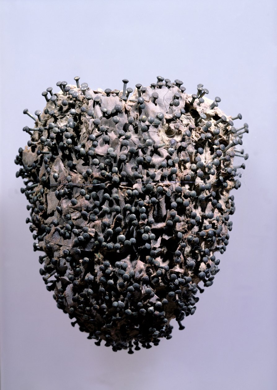 Cuore di vitello trafitto con spilli, trovato c.1900 in una tomba nel cimitero di Montmartre, Parigi da French School