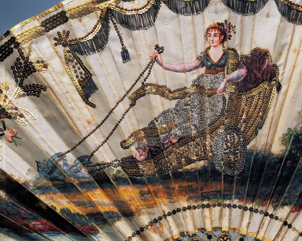 Venere sul suo carro, dettaglio di ventaglio da sera con foglia di seta dipinta e ricamata con paillettes e foglia d