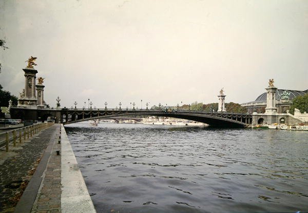 Veduta del Pont Alexandre III, costruito dagli ingegneri Louis-Jean Resal (1854-1920) e Amedee Alby (1862-1942) per l