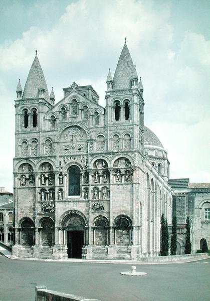 Vista della facciata ovest, costruita 1125-35 da French School