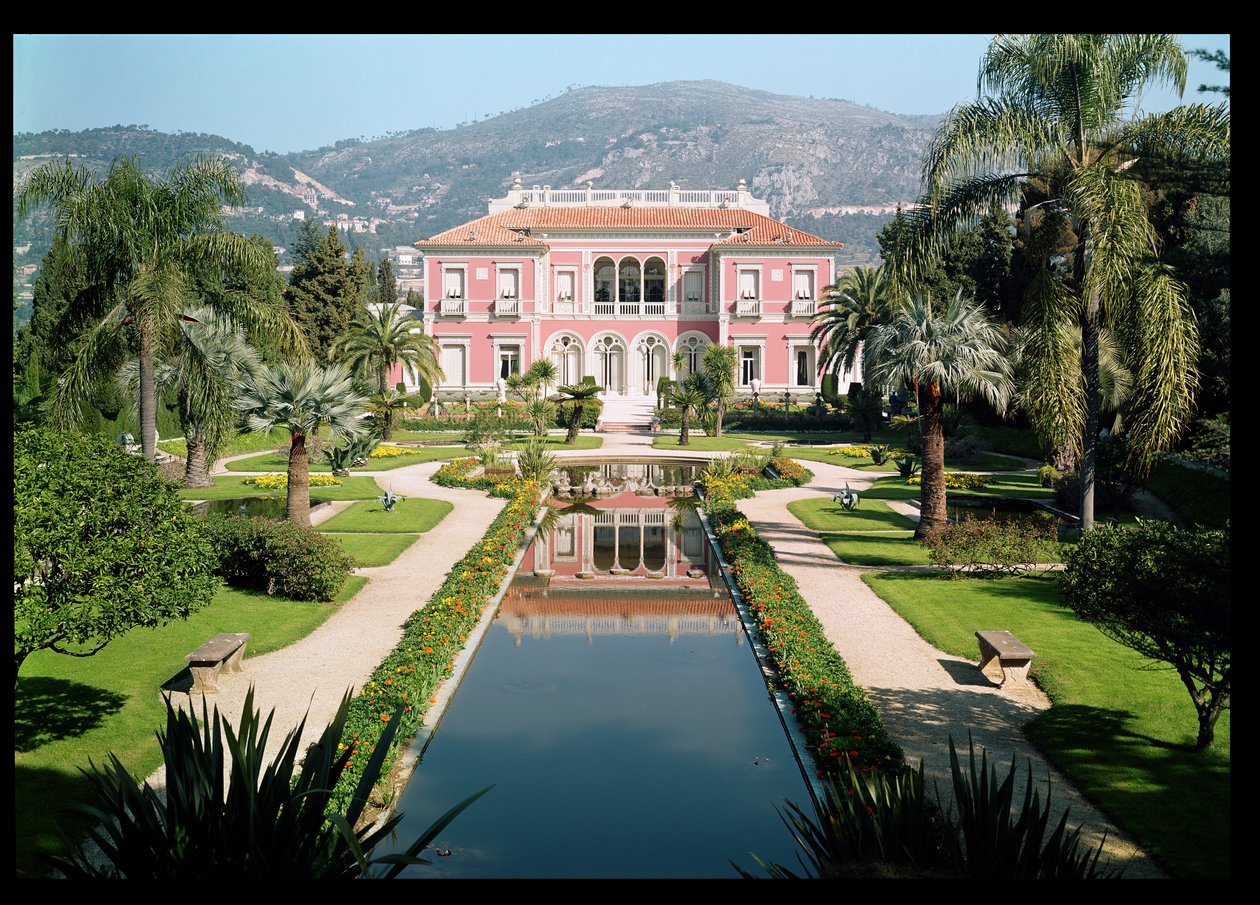 Veduta della facciata e dei giardini della Villa Ile-de-France, costruita nel 1905-12 da French School