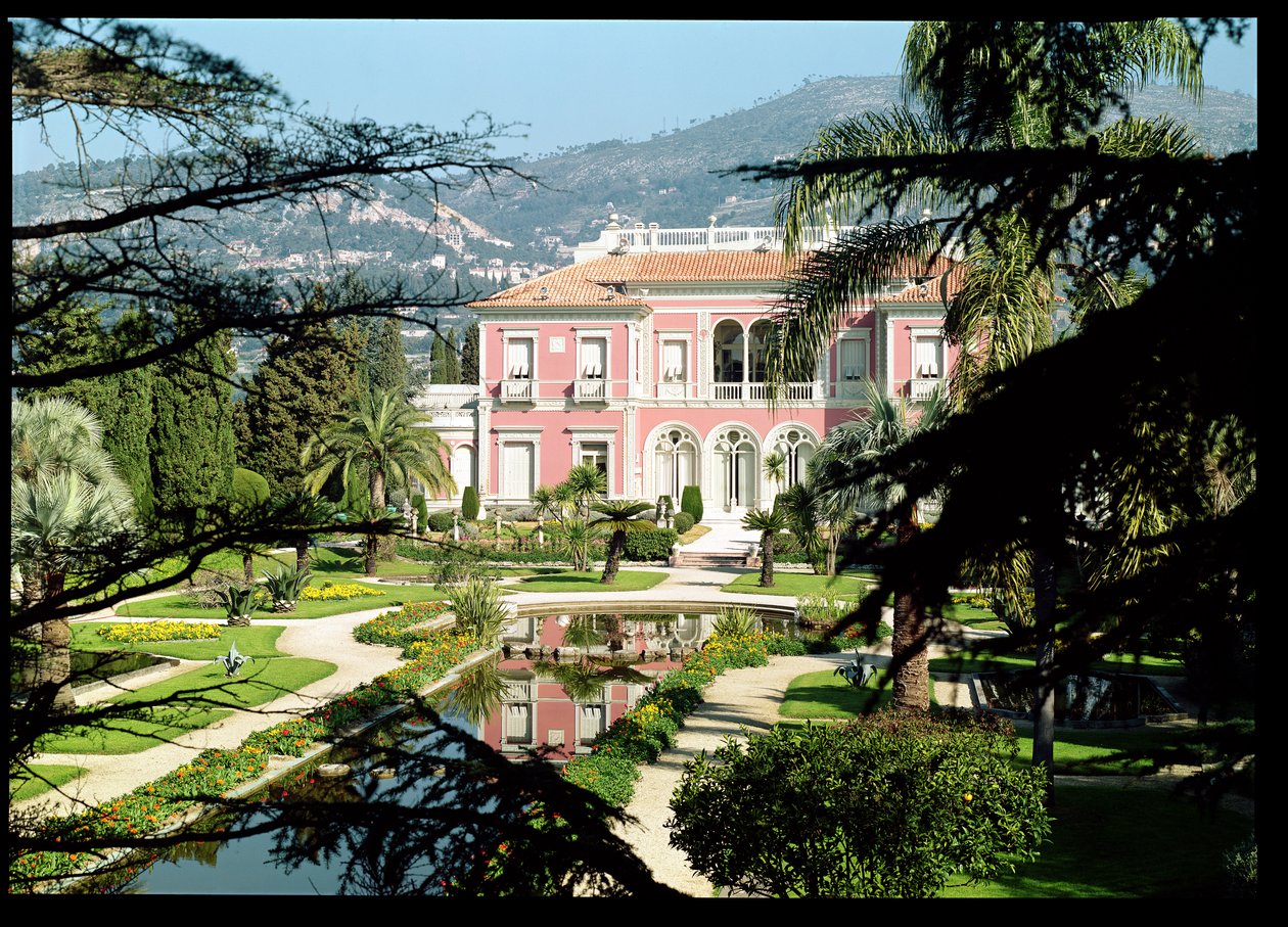 Vista della facciata e dei giardini della Villa Ile-de-France, costruita nel 1905-12 da French School