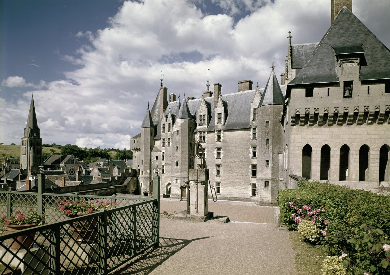 Vista della facciata ovest del castello restaurato, costruito per Jean Bourre, ministro di Luigi XI di Francia, intorno al 1465 da French School