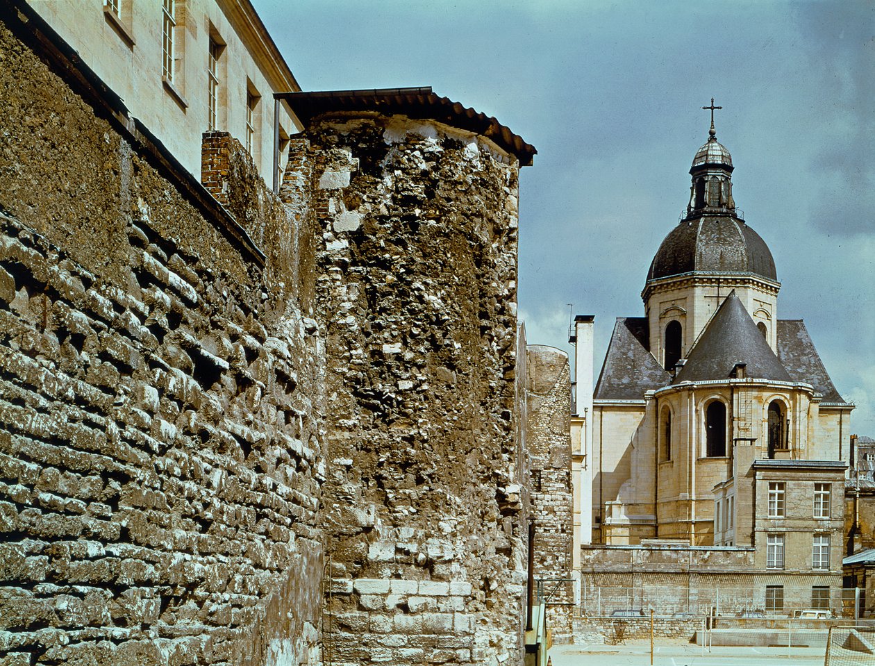 Muro di Philippe Auguste (1165-1223) rue des Jardins Saint-Paul da French School