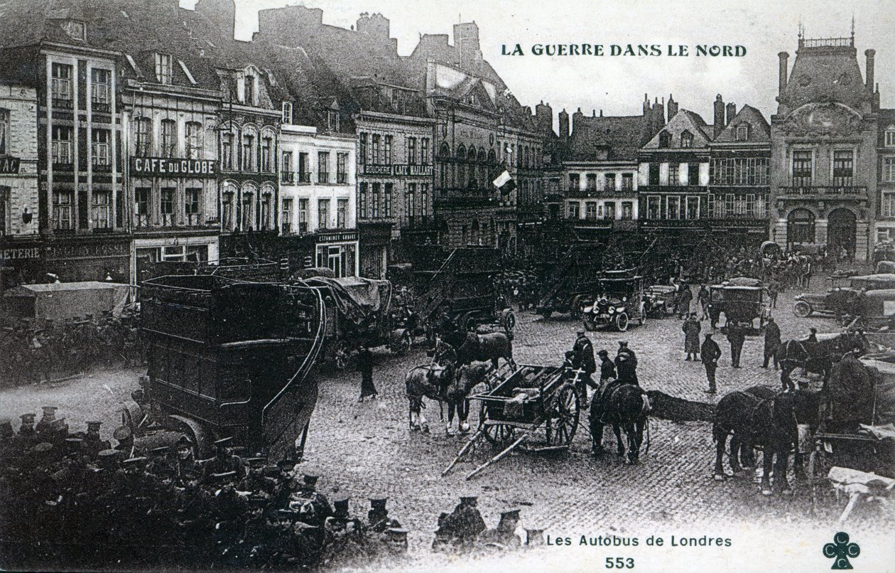 Guerra nel Nord: autobus londinesi della British Expeditionary Force nella piazza principale di Bethune nel 1915 da French School