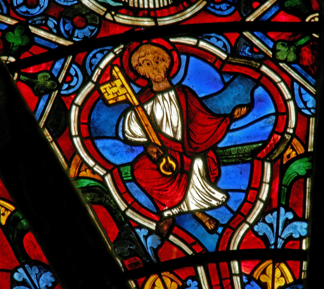 Finestra Ew raffigurante San Pietro da French School