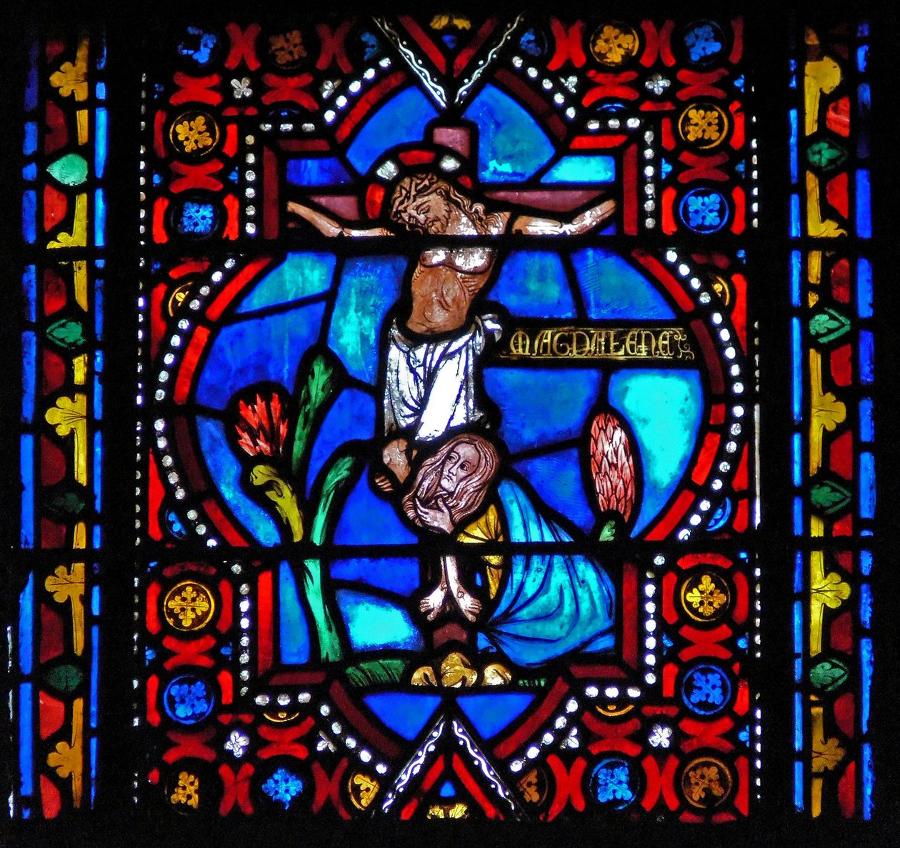 Finestra n1-L che raffigura una scena della vita di Santa Maria Maddalena - la santa ai piedi della Croce da French School