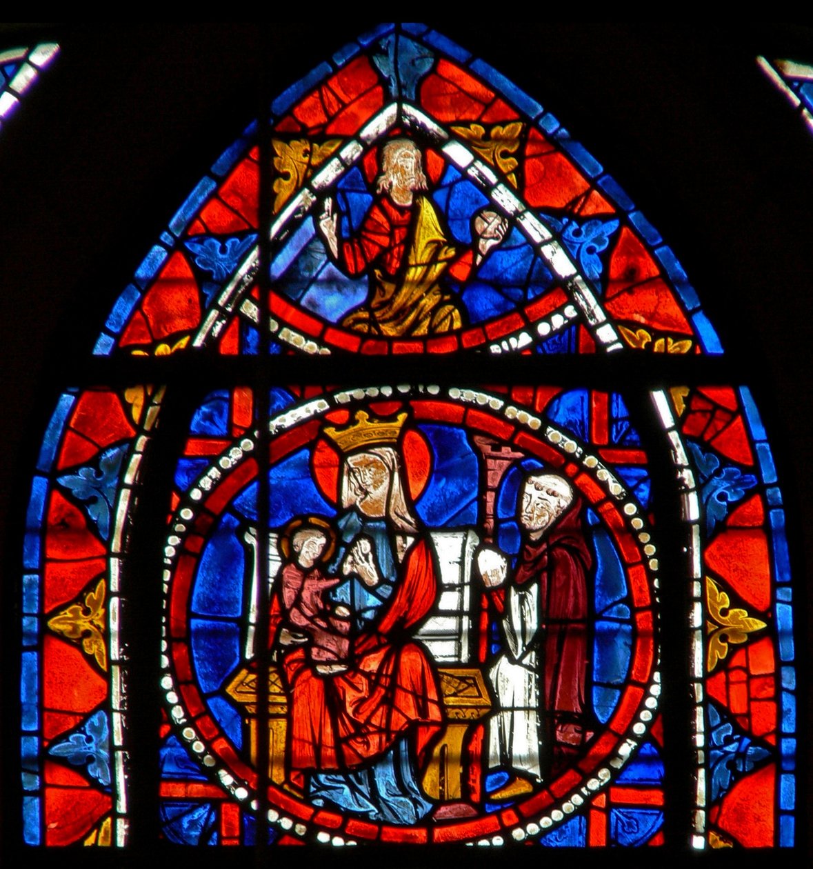 Finestra w109 raffigurante il Donatore inginocchiato davanti alla Vergine e al Bambino: Cristo in Gloria da French School