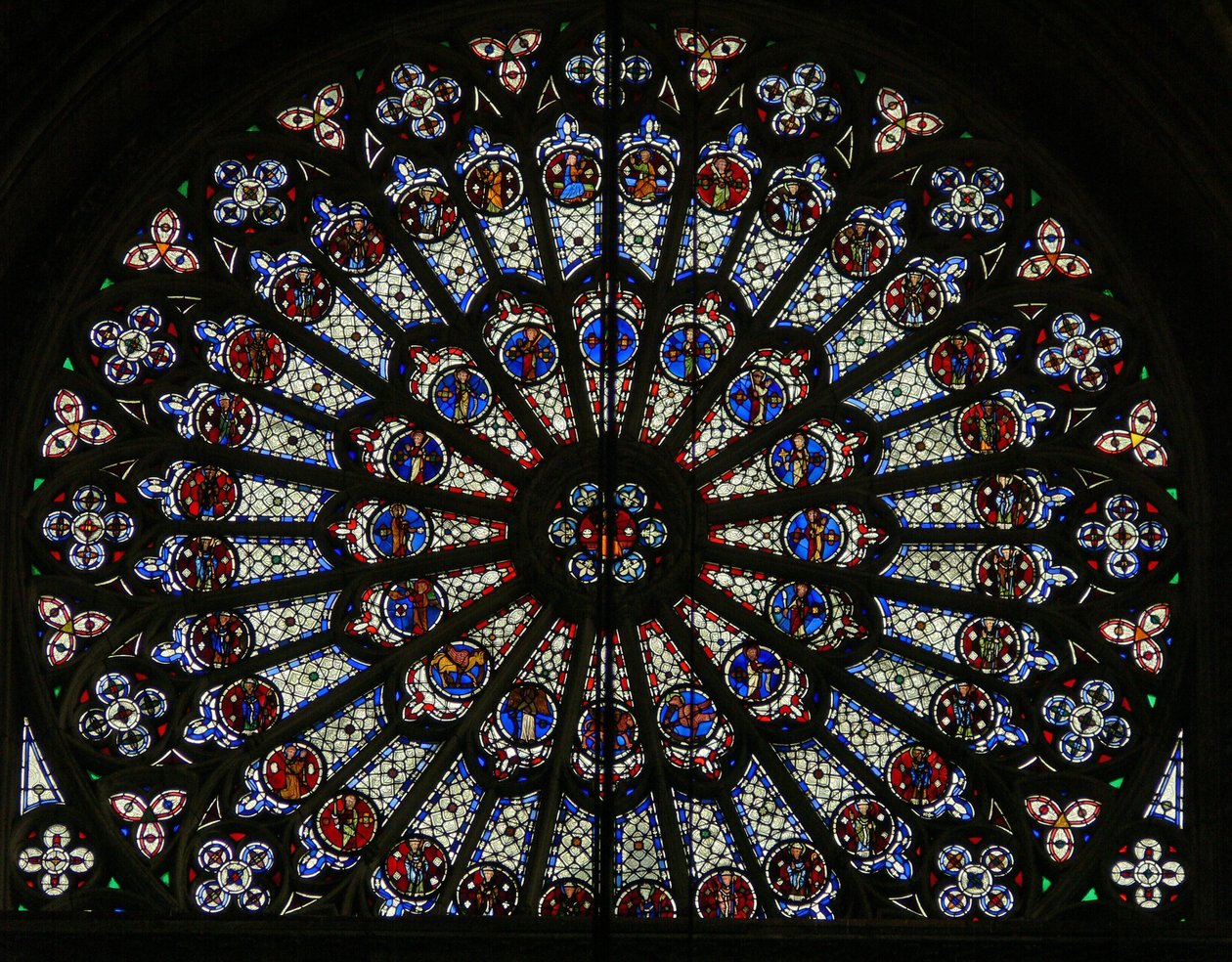 La finestra nord rosa, raffigurante Apostoli, Evangelisti, vescovi, re, martiri, San Pietro e San Paolo (finestra rosa - interno) da French School