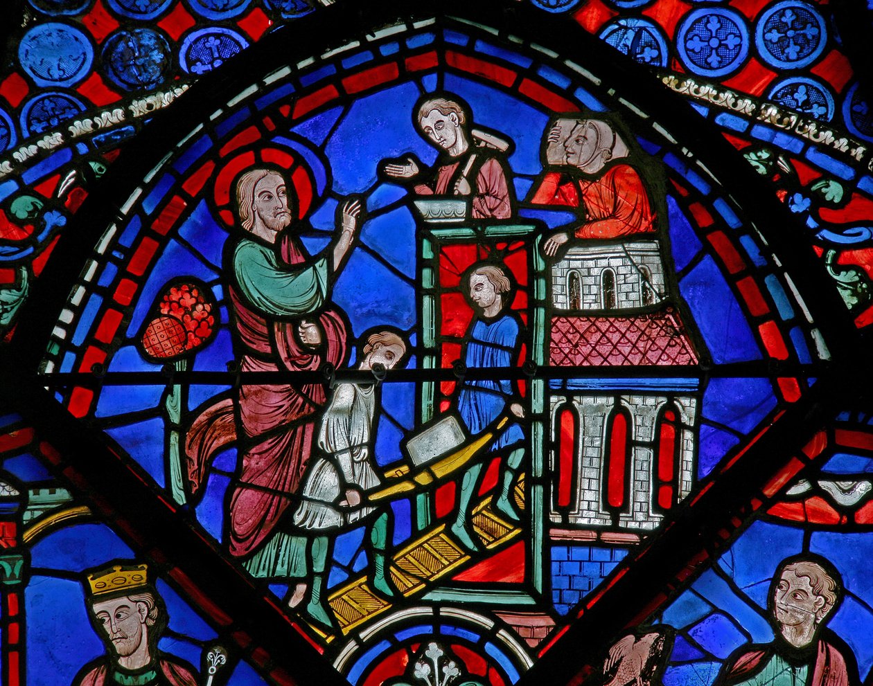 Finestra w23 raffigurante una scena della vita di San Tommaso: il santo costruisce una chiesa da French School