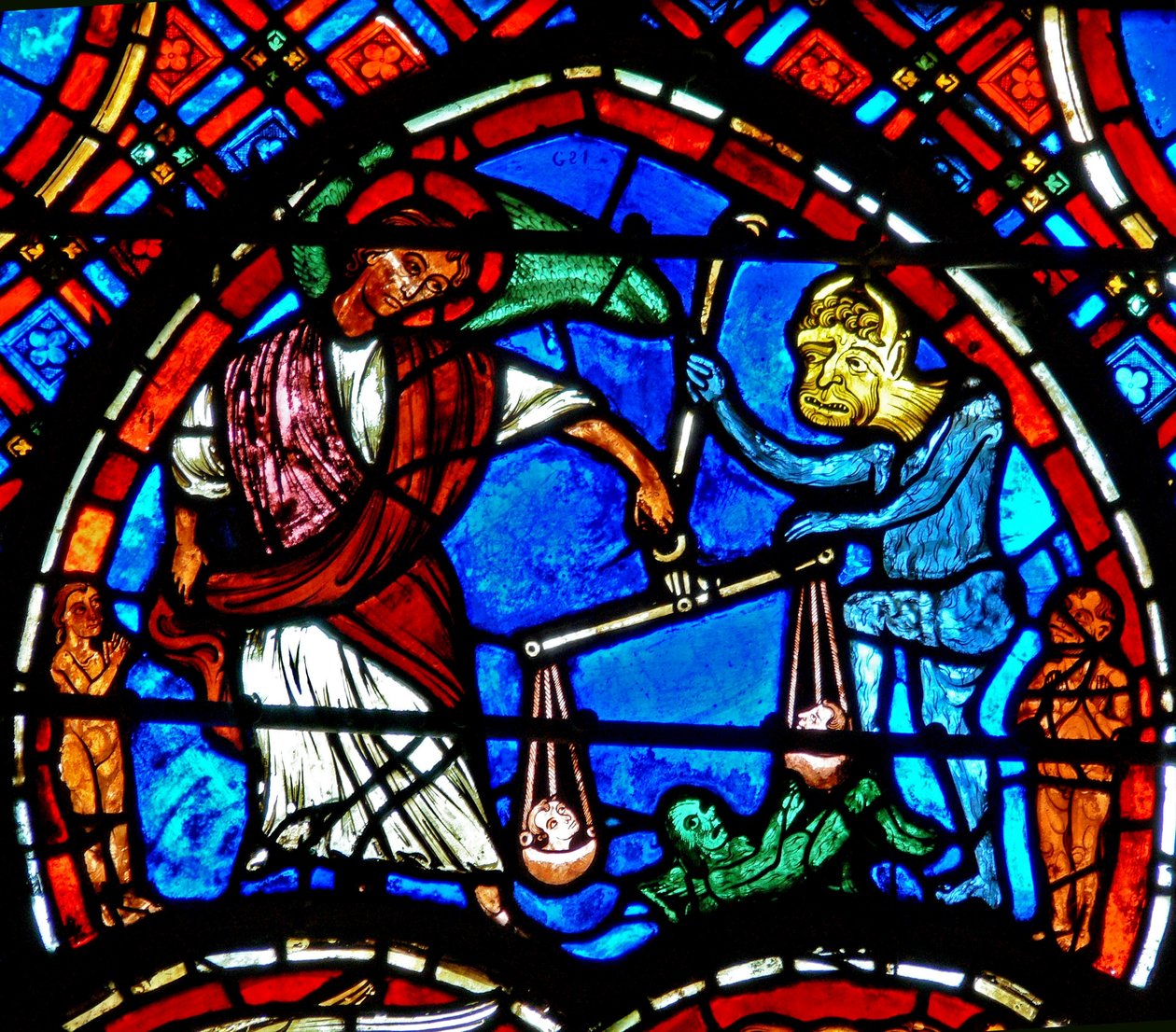 Finestra w4 raffigurante una scena del Giudizio Universale: San Michele che pesa le anime da French School