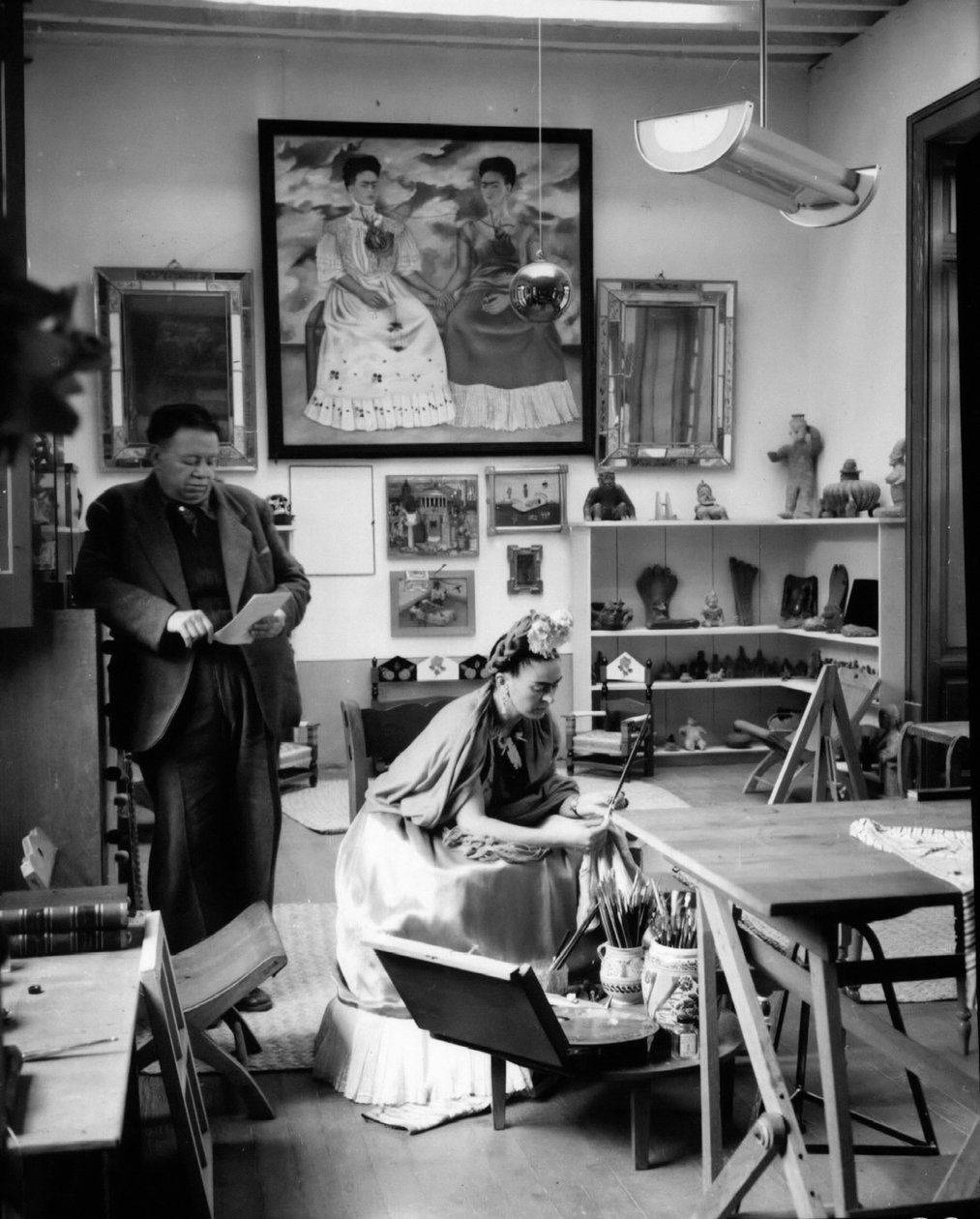 I pittori messicani Frida Kahlo (1907-1954) e Diego Rivera (1886-1957) nel loro atelier nel 1948 (foto b/n) da Frida Kahlo