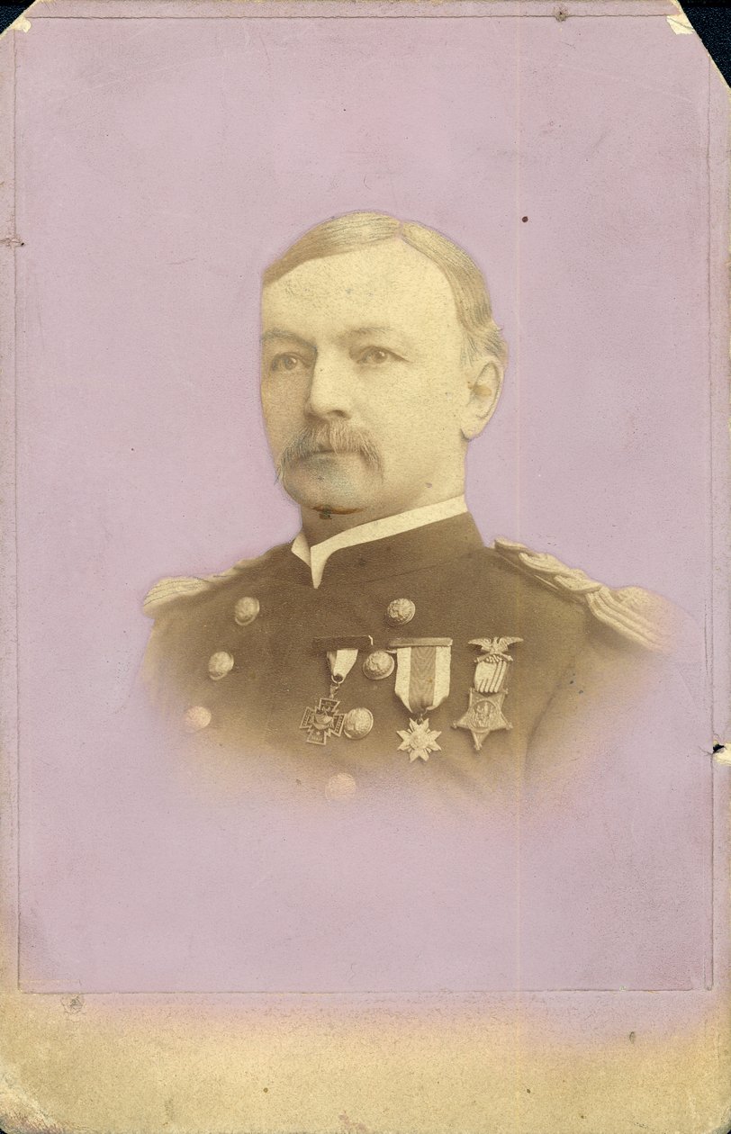 Ritratto busto di Gilbert C. Smith in uniforme con medaglie da G.D. Morse
