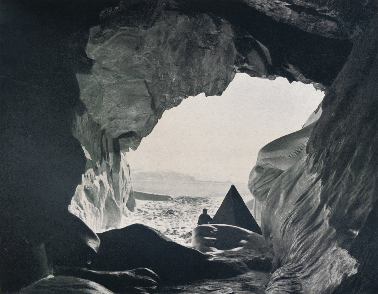 Campo nella Grotta Sotto Penelope Point, 1912, 1913 da G. Murray Levick