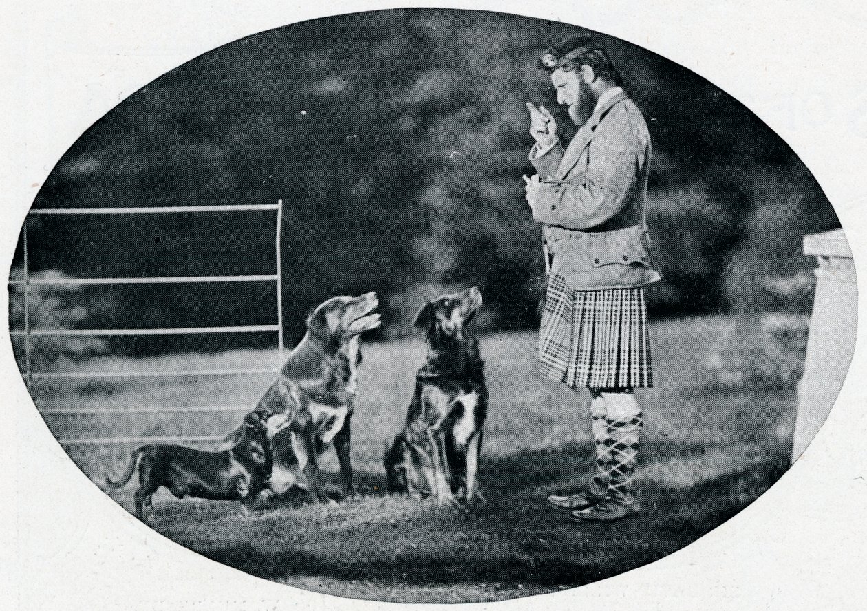Mr. Francis Clark, il Gillie della Regina, con tre dei suoi cani preferiti, circa 1899, 1901 da G. W. Wilson and Company