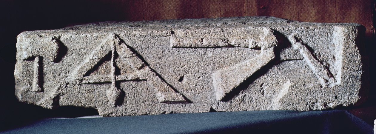 Rilievo raffigurante strumenti di un muratore, II-III secolo da Gallo Roman