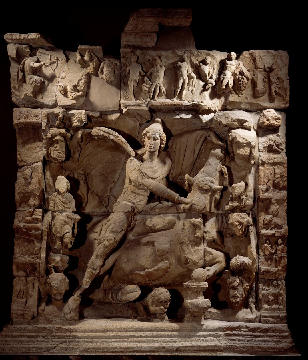Arte Gallo-Romana: rilievo che raffigura Mithra, il dio della luce, con il toro. Da un tempio di Mithraeum. 50 a.C.-100 d.C. Metz, Museo delle Belle Arti da Gallo Roman