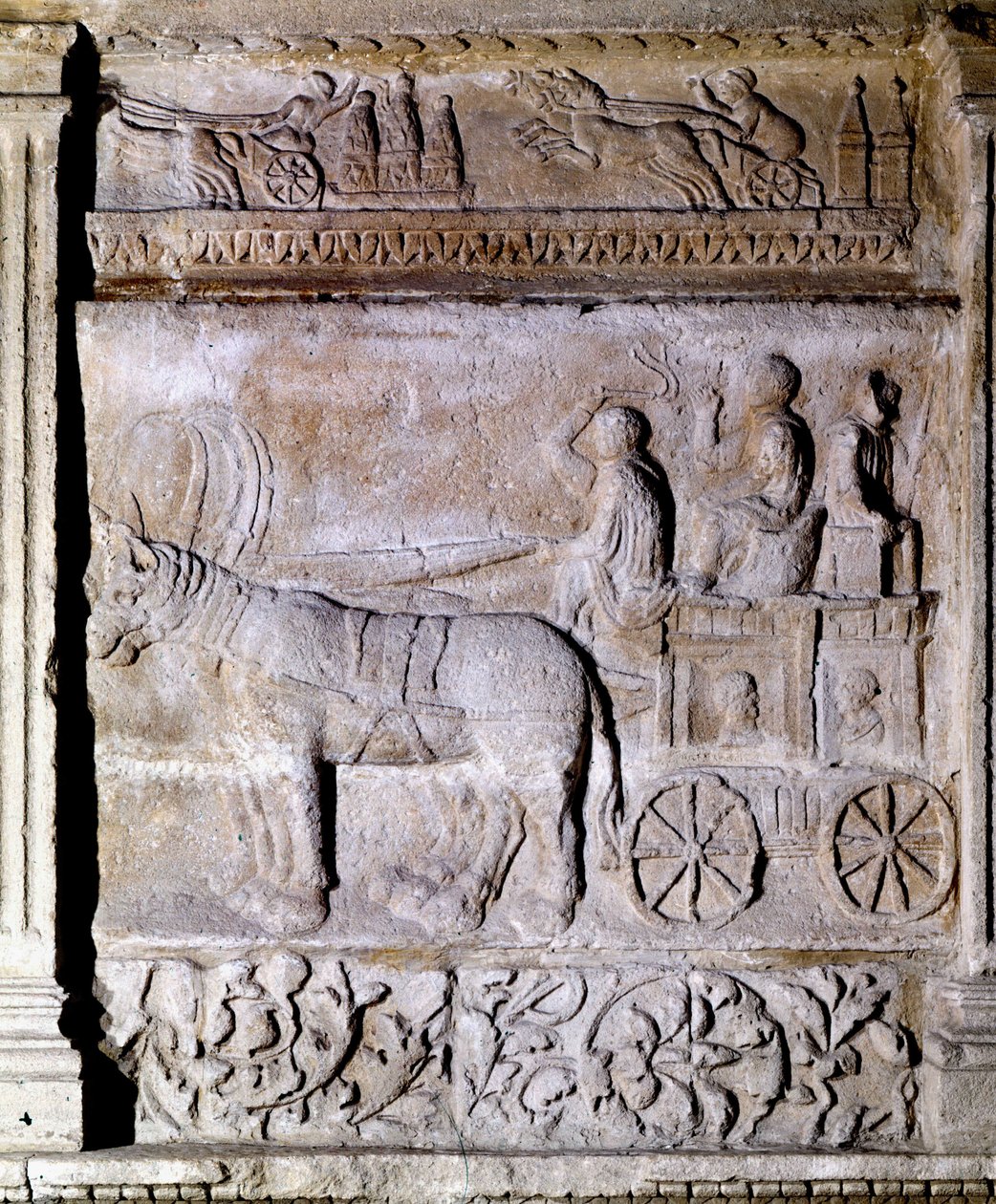 Bassorilievo del periodo gallo-romano che raffigura un carro trainato da cavalli, con passeggeri. Avignone, Museo Calvet da Gallo Roman Gallo Roman