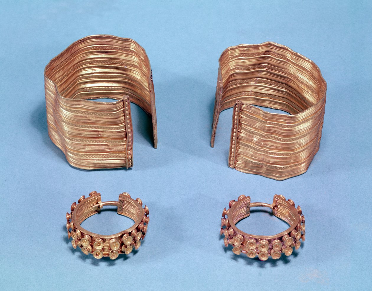 Due braccialetti aperti sfaccettati e un paio di orecchini, dalla tomba principesca di Sainte-Colombe, Cote d