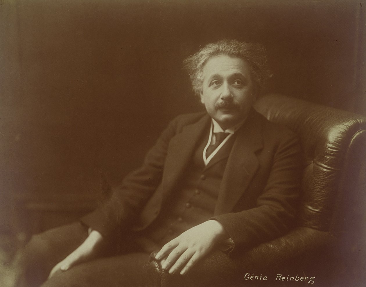 Albert Einstein (1879-1955) probabilmente durante la sua visita a Parigi nel 1922 da Genia Reinberg