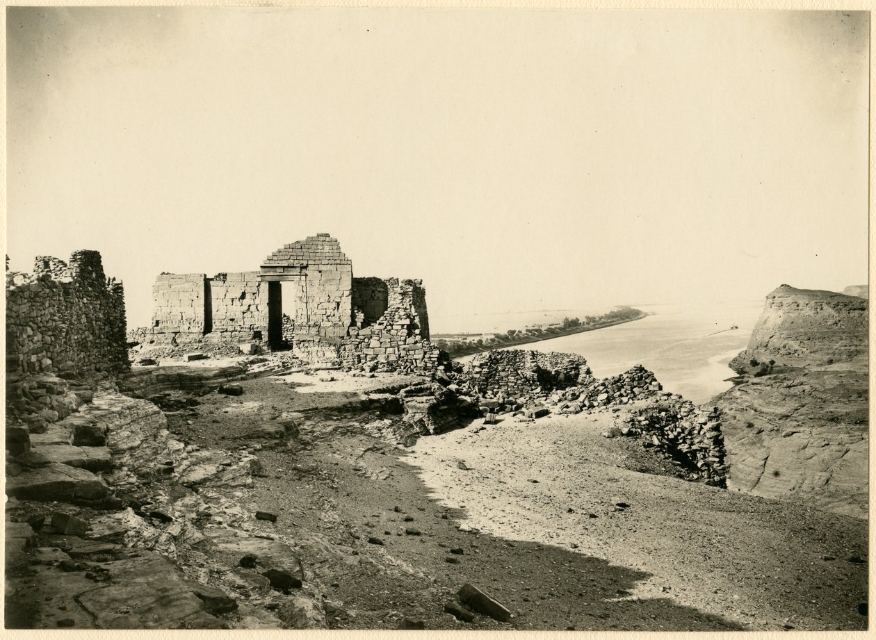 Rovine del tempio, con il Nilo sullo sfondo, Qasr Ibrim, Egitto, fotografia di Georg Steindorff, ca 1930 da Georg Steindorff