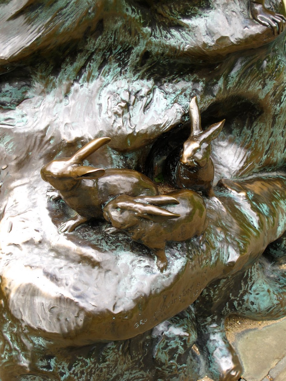 Conigli, (dettaglio) dalla statua di Peter Pan, 1912 da George James Frampton