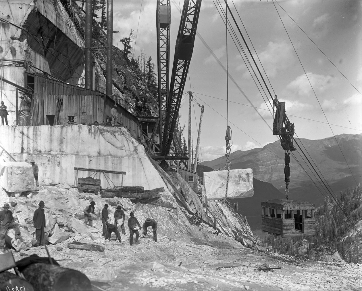 Cava di Yule - gru e strutture della centrale della Yule Marble Co., vicino alla testa di Yule Creek, a sud di Marble, Colorado, c.1910 da George Lytle Beam